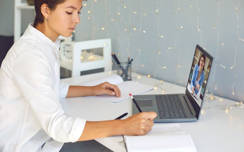 linkedin-coaching-outplacement Outplaced employee receiving remote career coaching and LinkedIn help